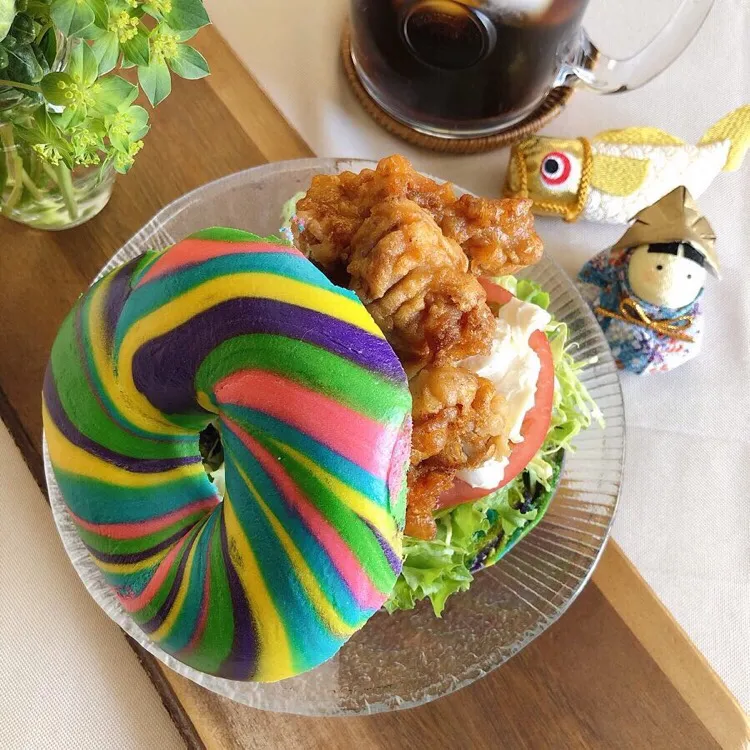 ‪5/5🎏柔らかな若鶏の唐揚げ&クリームチーズレインボーベーグル🌈サンド❤︎‬
‪念願のニューニューヨーククラブさんのレインボーベーグル🌈が届きました！☺️✨思ったよりも早く届き嬉しい💕‬
‪|Makinsさん