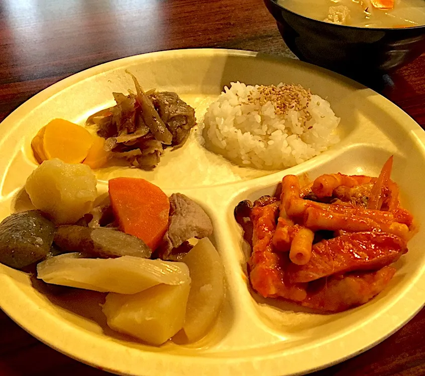 昼ごはん☀️☀️🔆
豚と根菜の煮物  ケチャップマカロニサラダ   鶏ごぼう  沢庵  野菜のみそ汁|ぽんたさん