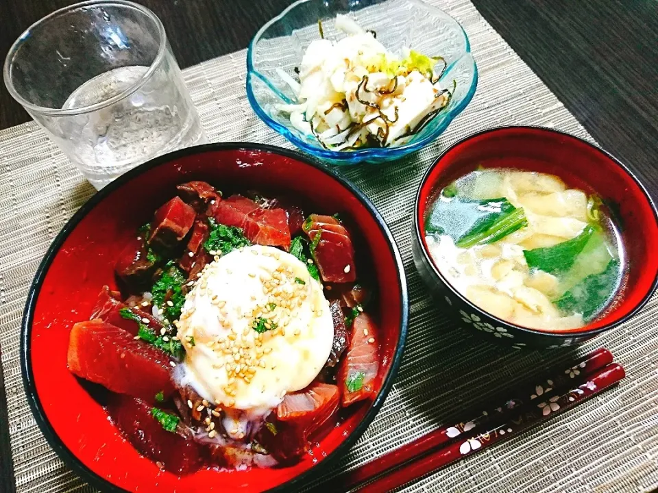 Snapdishの料理写真:カツオのヅケ丼、小松菜と油揚げの味噌汁、豆腐と新玉ねぎの塩昆布サラダ|サトリさん