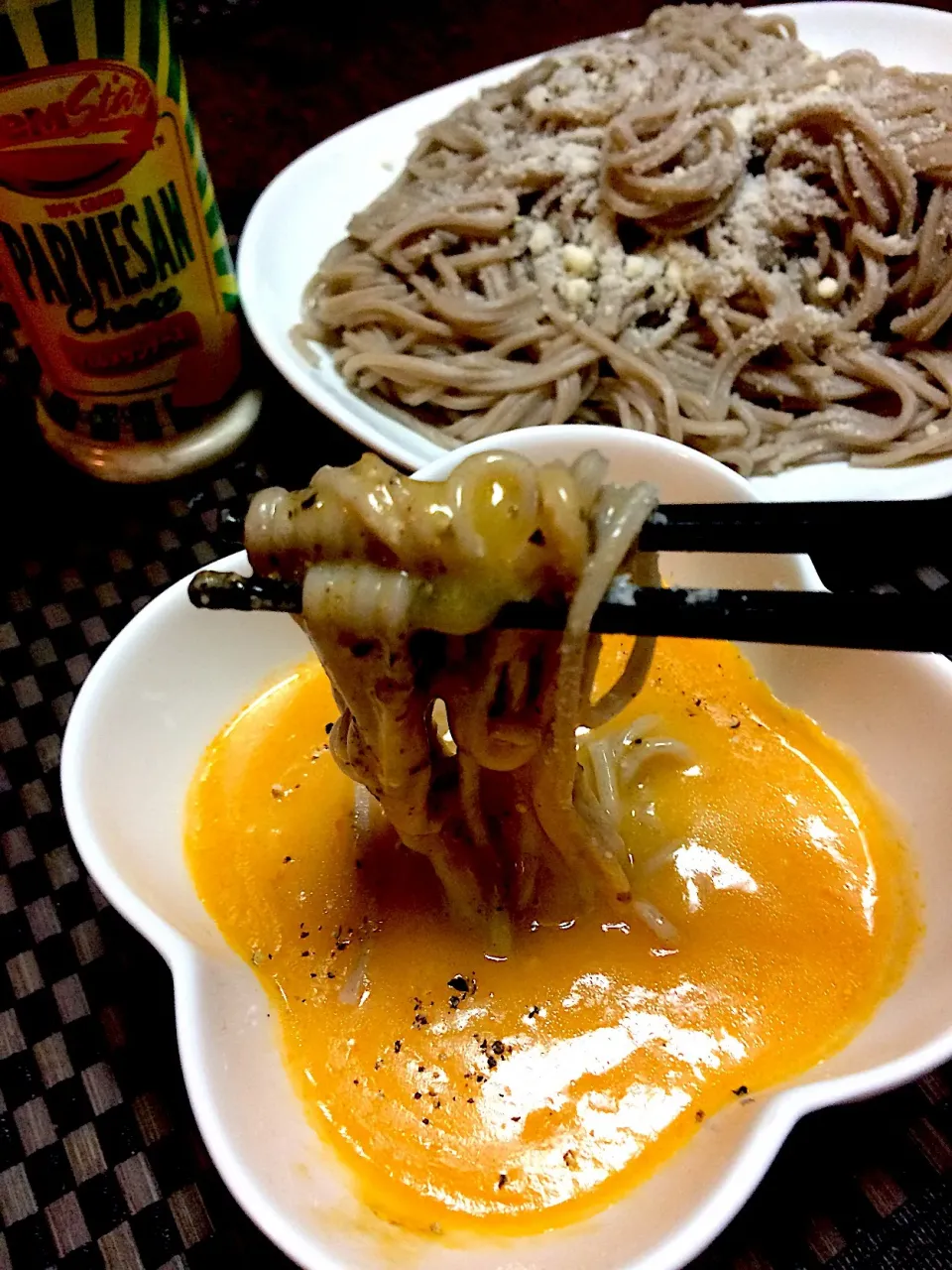 茹でた日本蕎麦に粉チーズと黒胡椒をかけてポルチーニと生クリームのウニクリームソースでつけ麺風に食べる🧀|ま〜てぃんさん