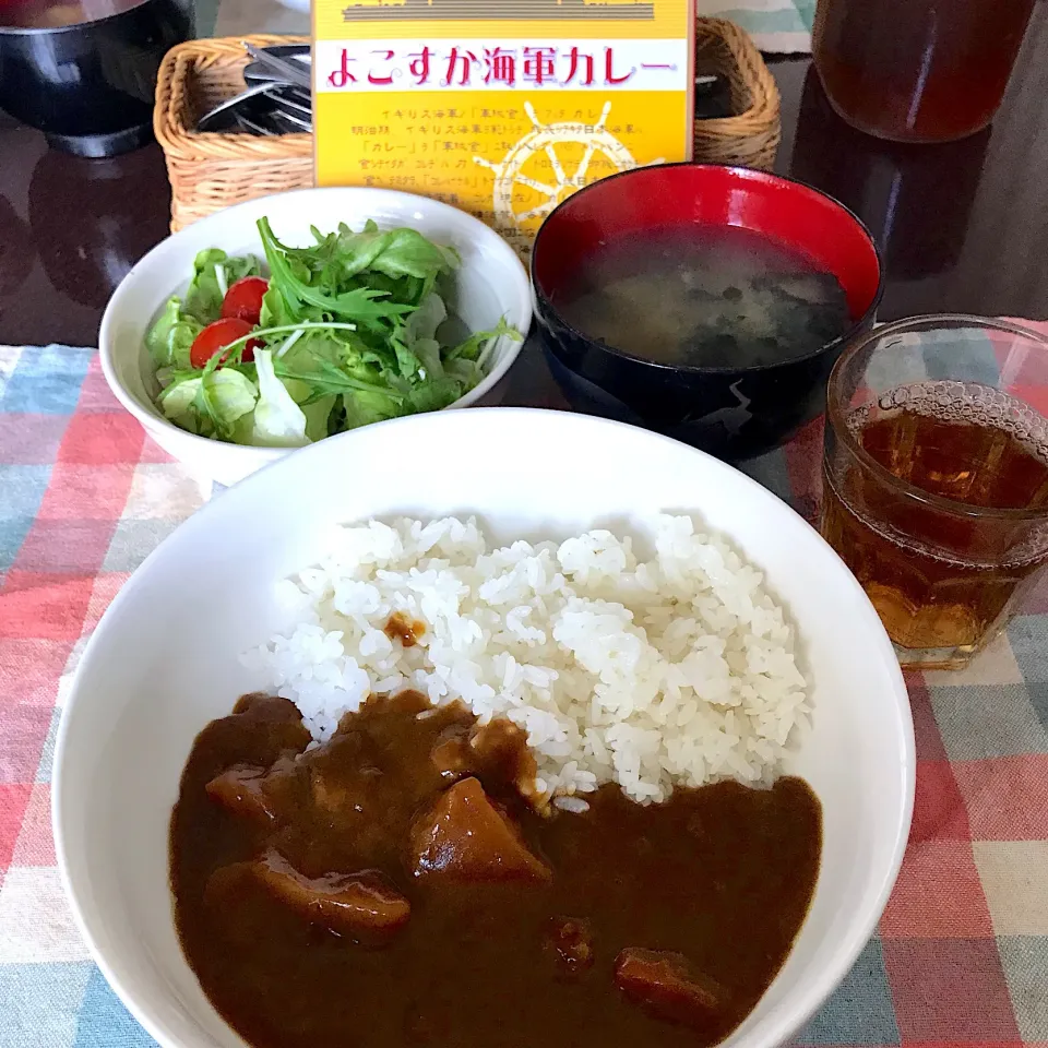 Snapdishの料理写真:よこすか海軍カレー、サラダ、しじみ汁|純さん