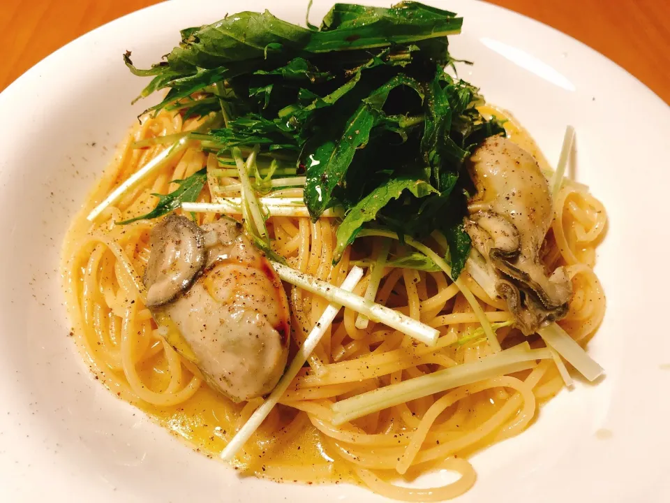 スキレット DE 牡蠣と水菜の燻製オリーブオイルのスパゲティーニ #スキレット #パスタ #牡蠣 #水菜 #燻製オリーブオイル #燻製ブラックペッパー #燻製醤油|角康広さん