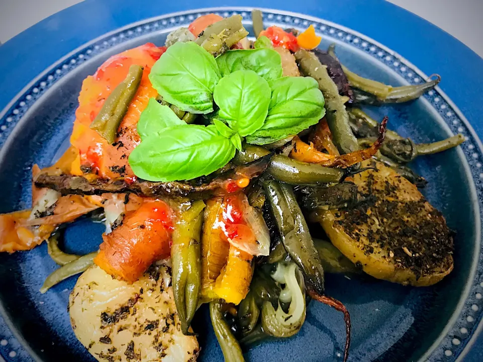 Snapdishの料理写真:Vegetarian Sunday Roast.
Garlic, onion, green beans, carrot, potato, orange sweet potato roasted in coconut oil, herbs and spices.|Sergio Lacuevaさん