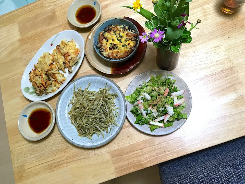 ゴールデンウィークも終盤に…おうち晩ご飯(●ﾟェﾟ)ノ ｵﾊﾞﾝﾃﾞｽ
筍のかき揚げ
もやしの青海苔炒めバターポン酢
ナスのミートグラタン
かまぼこサラダ🥗自家製甘酒、かけるビネガー、アマニオイルで。|さくたえさん