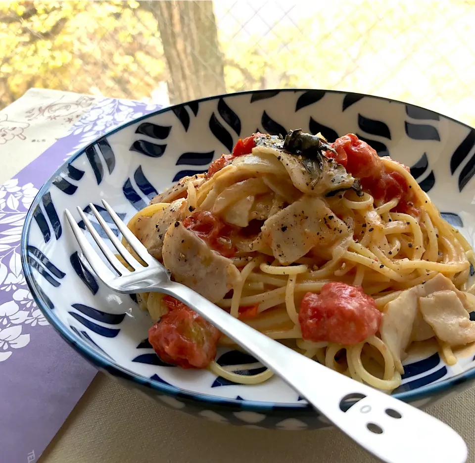 昼ごはん  トマトとバジルのチーズクリームパスタ|砂雪さん