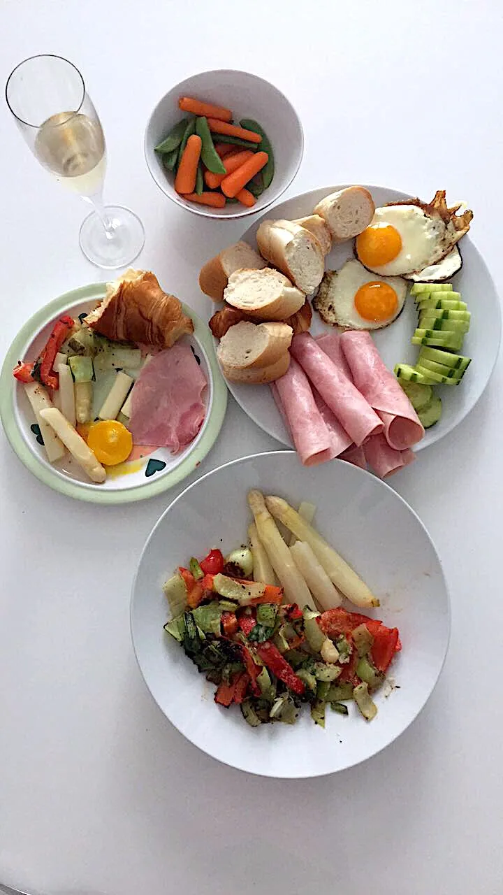 Easy home dinner - veggies, cheese, ham, eggs|LucieFoodさん