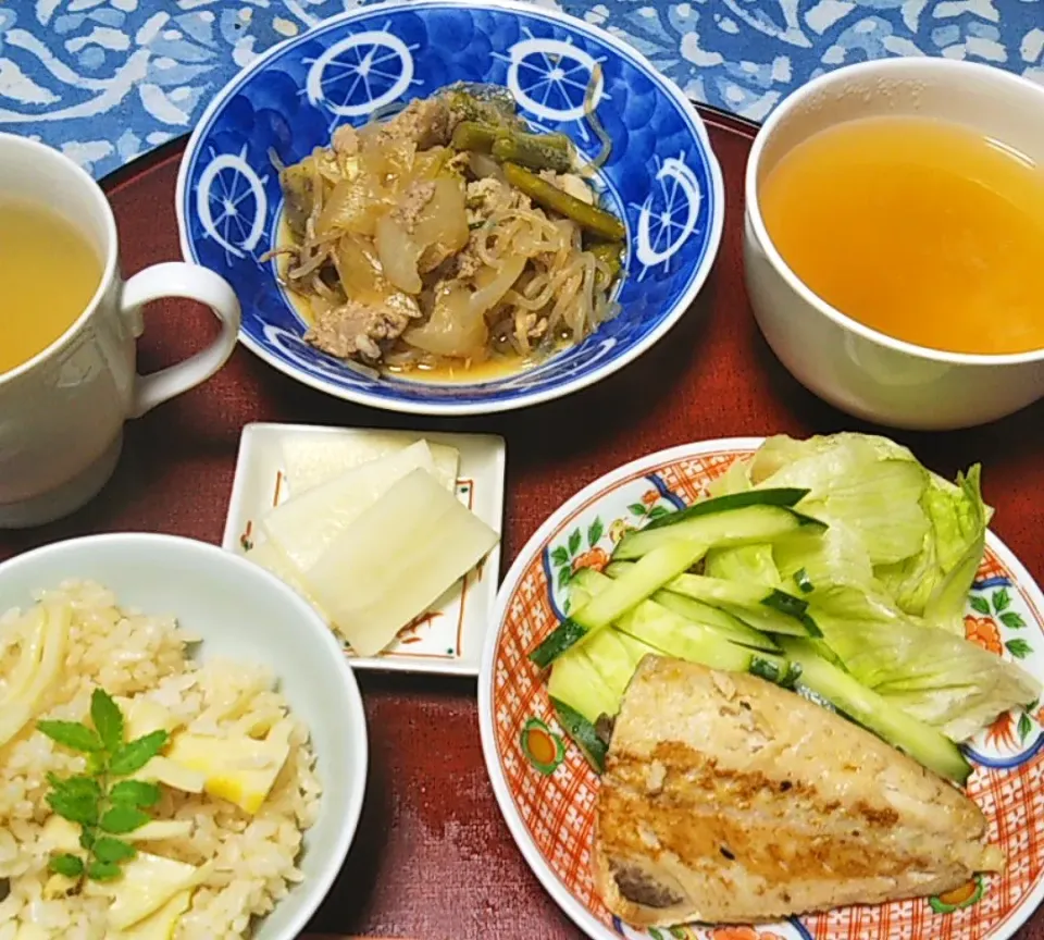 よねばーばの朝ごはん
焼鯖レタスときゅうり添え
肉じゃが
味噌汁
たけのこご飯
大根の漬物|yoneばーばさん