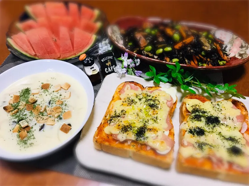 ピザパン&コーンスープ&ひじき煮&今年
初のスイカ🍉😋|バシュランさん