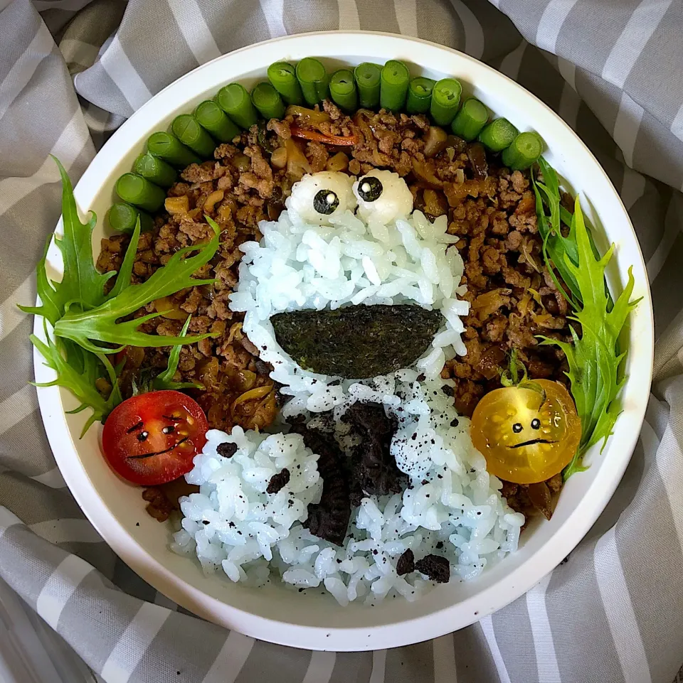 🍪Gluten Free Cookie Monster Bento🍪
小麦フリークッキーモンスターそぼろ弁当|The Reinhartsさん