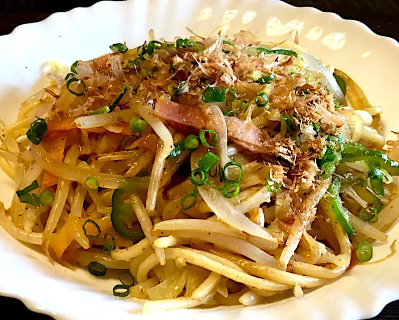 Snapdishの料理写真:太麺塩焼きそば
・麺好き男のランチ|mottomoさん