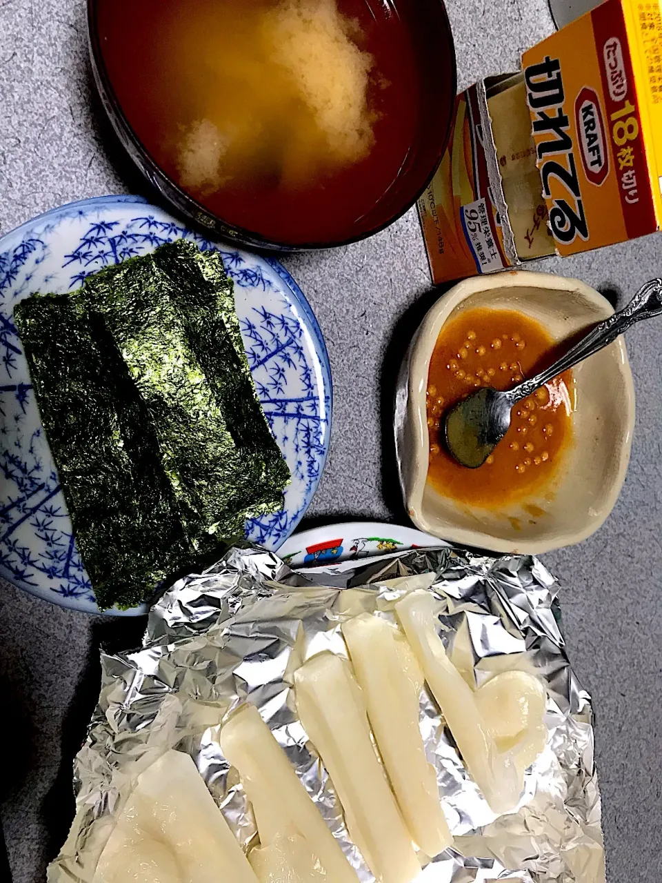 #朝食  #昼飯 餅、みたらしのタレ、海苔、切れてるチーズ、しじみ味噌汁|ms903さん