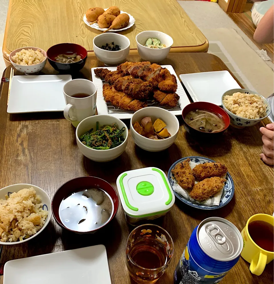 チキンカツ〜牛蒡・人参味噌炒め挟み〜・ほうれん草の胡麻和え・バター芋・ひじきの煮物・胡瓜と鶏皮の梅肉和え・茄子としめじの味噌汁・筍と蕗の炊き込みご飯|ちびろ菌さん