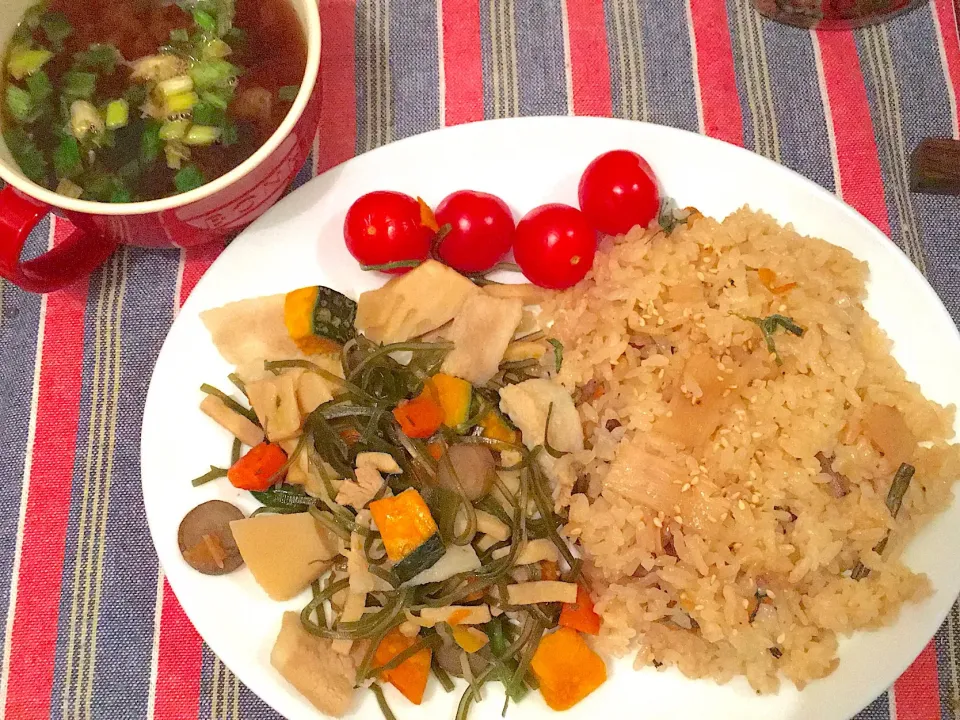 山菜おこわ😋
有機筍の五目煮🎍
ミニトマト🍅
赤出汁お味噌汁🥢|yumyum😋さん