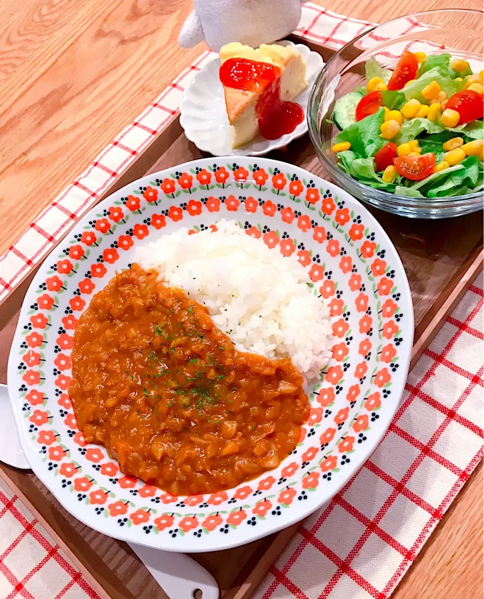 ココナッツトマトカレー🍅🥥🍛
デザートにヨーグルトスフレケーキ🍰
旦那さん今日も爆食😵笑|おーやんさん