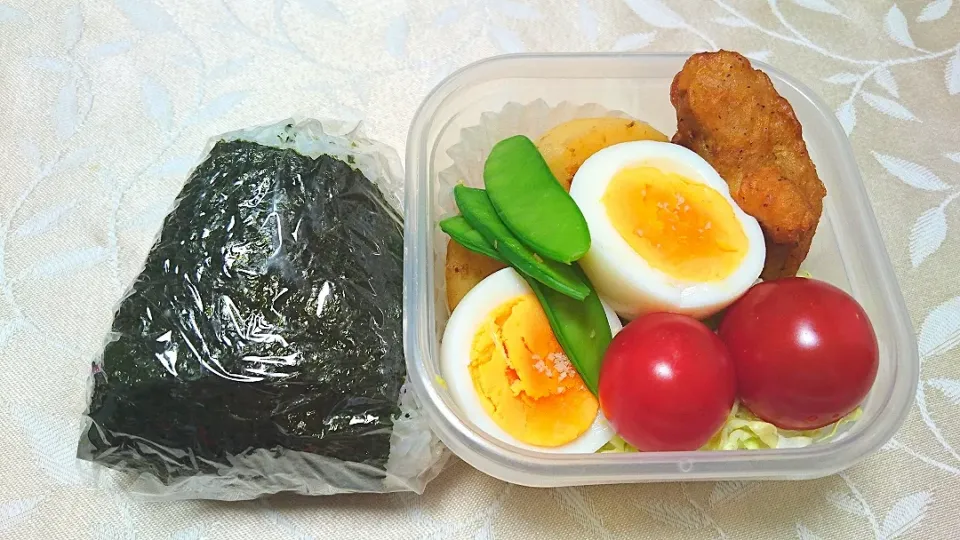 5/6の夜勤弁当
おにぎり、新じゃが煮物など|卯月さん