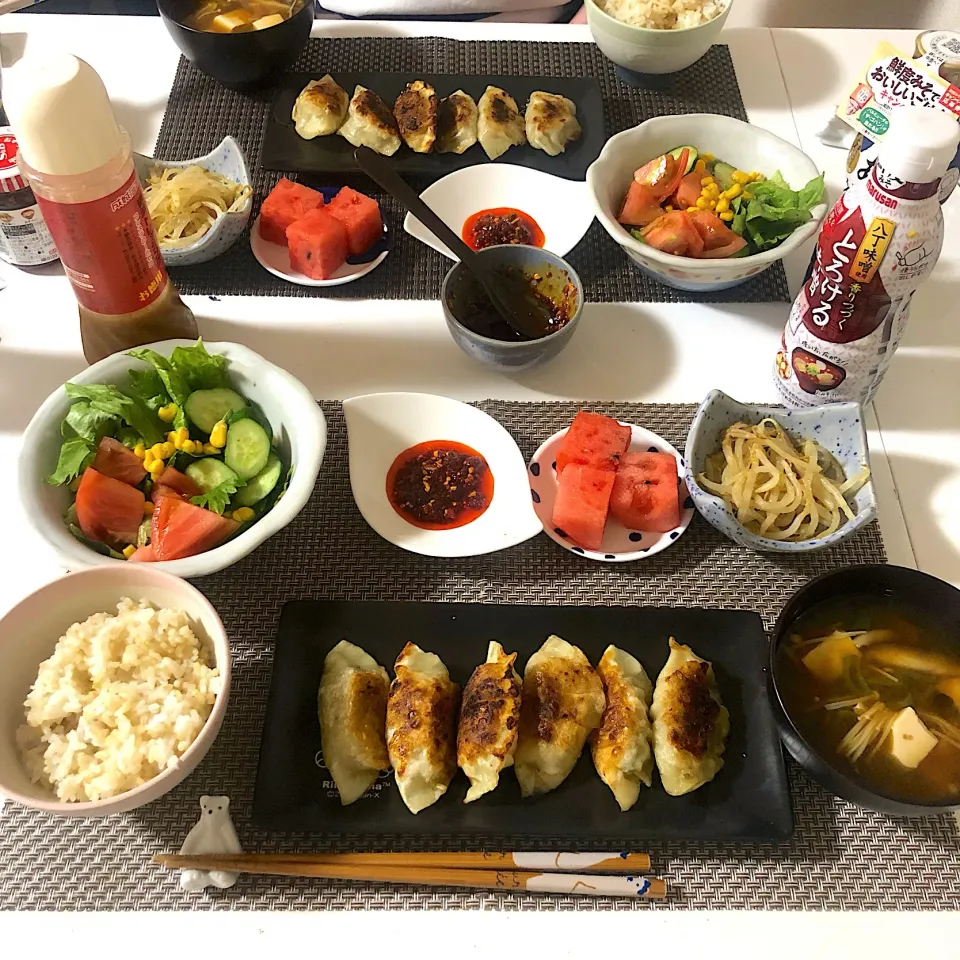 いただいたお味噌できのこたっぷりの# #味噌汁 を作りました^_^餃子もパリパリ🥟|Kuraraさん