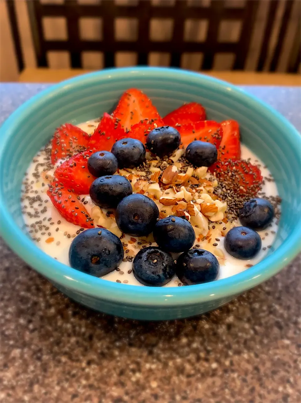 Greek yogurt and Berries 🍓 
Almonds + Chía|FitMomDoc19さん