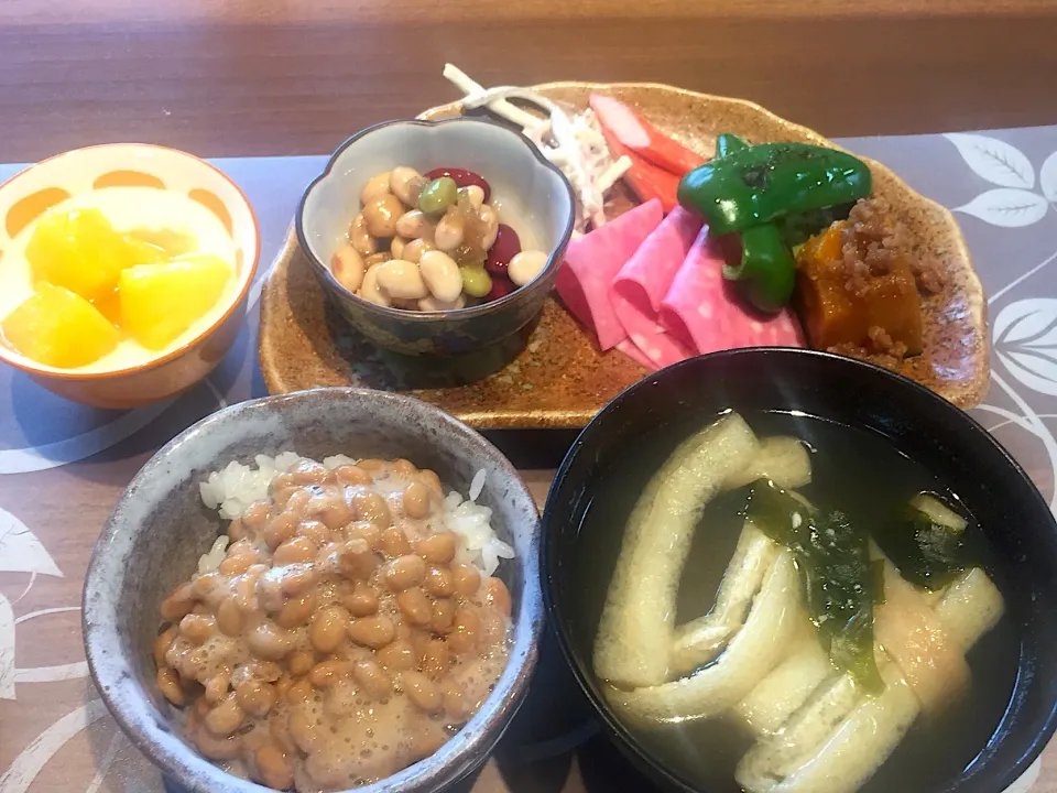 朝ごはん
ハム、カニカマ、かぼちゃと大豆の煮物、煮豆、焼きピーマン、ごぼうサラダ、白米、納豆、わかめと揚げの味噌汁、パイナップル添えヨーグルト|かよちゃんさん