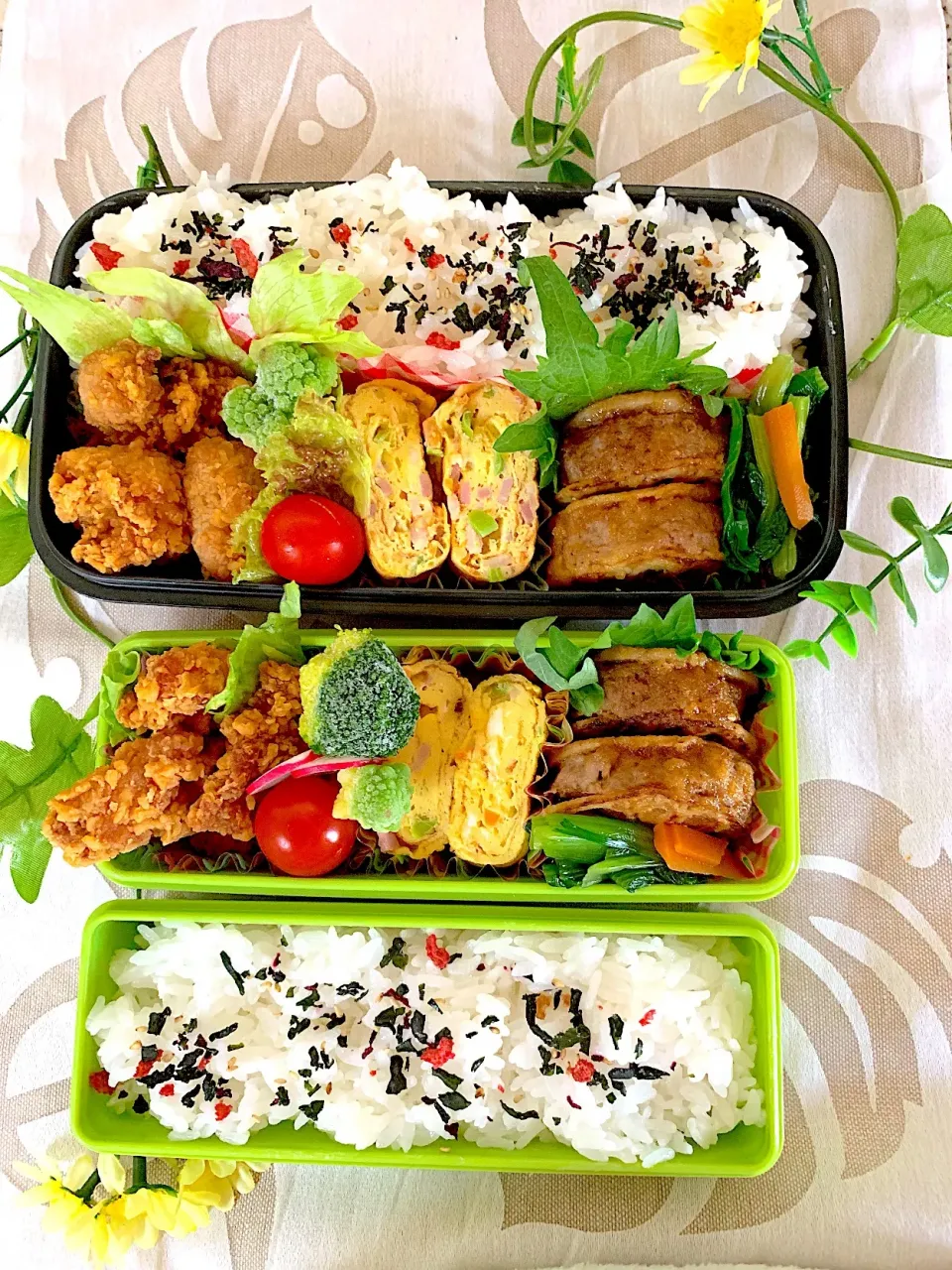 #男子部活お弁当。姉おまけお弁当。 
 #作り置き 
GW明けのお弁当
唐揚げ、彩り卵焼き、蓮根ハンバーグ、小松菜の煮浸し、冷凍ブロッコリーで保冷。|yukaさん