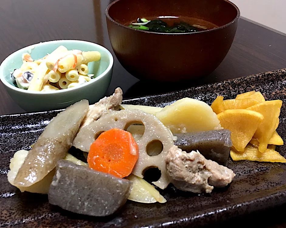 晩ごはん⭐️⭐️🔅 
煮物  マカロニサラダ  大根漬け  ワカメ汁|ぽんたさん