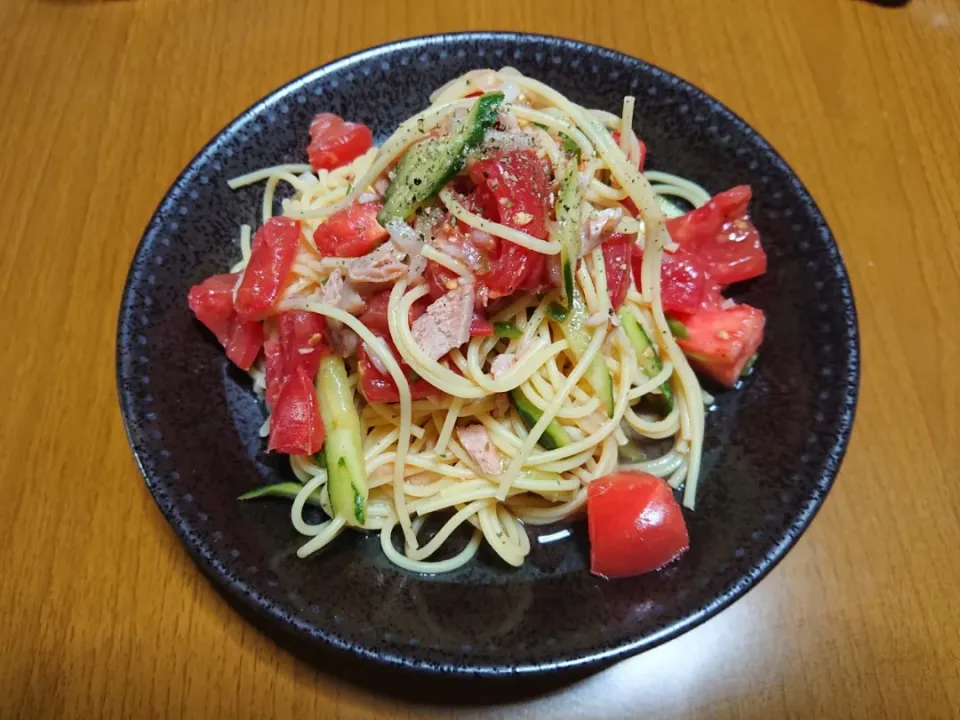 Snapdishの料理写真:胡瓜トマトツナの冷製パスタ|なおさん