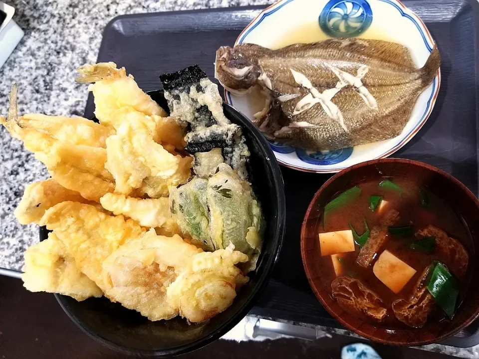 キスと野菜の天ぷら丼
鰈の煮付け
味噌汁|あぁちゃんさん