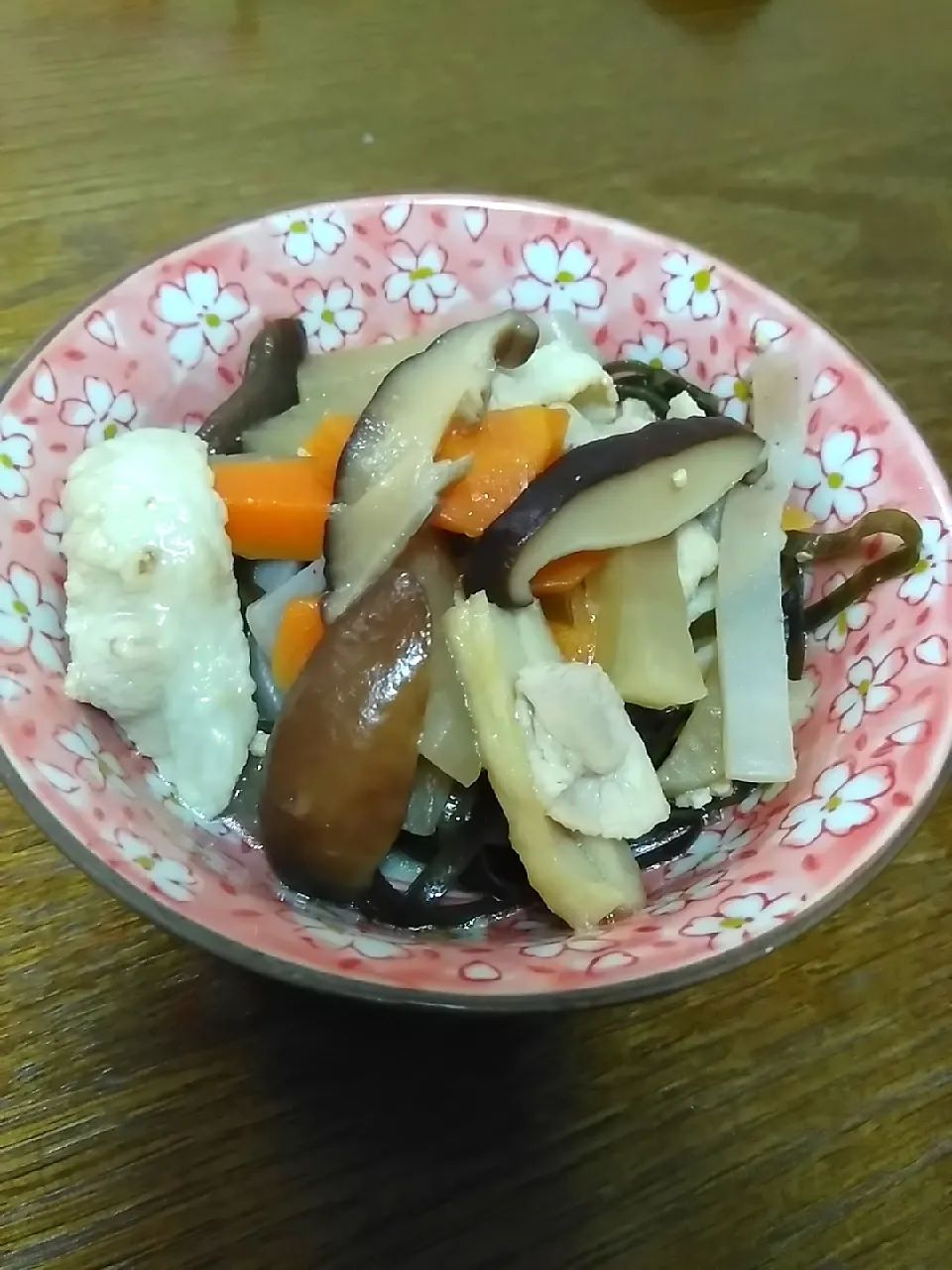 ヌンクーグヮー
沖縄の煮込み料理🐷
しいたけ、にんじん、大根、かまぼこ、こんにゃく、豚肉、きざみ昆布をかつお出汁で炊きました😀|すず(*^^*)さん