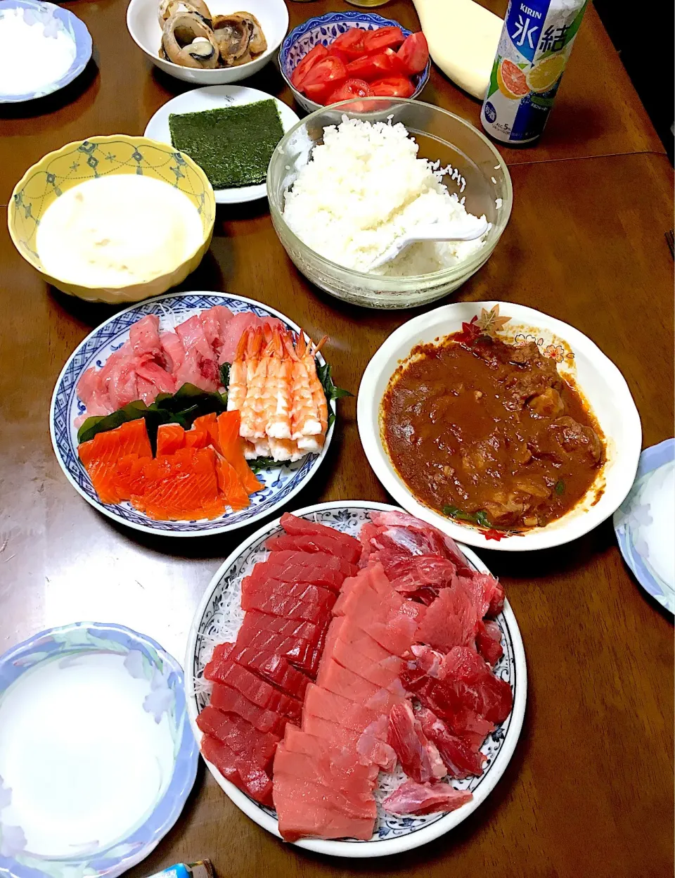 Snapdishの料理写真:本マグロの赤身、中トロ、頭肉、ほほ肉、サーモン、茹で海老で手巻き寿司|こむぎさん