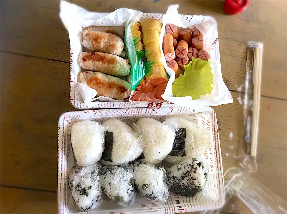 昨日のお弁当〜アスレチックへ〜 
高菜おにぎり・わかめ明太子おにぎり・山芋梅肉豚肉巻き・玉子焼き・ソーセージ
 #お弁当  #おにぎり  #おにぎり弁当  #肉巻き|華恋さん