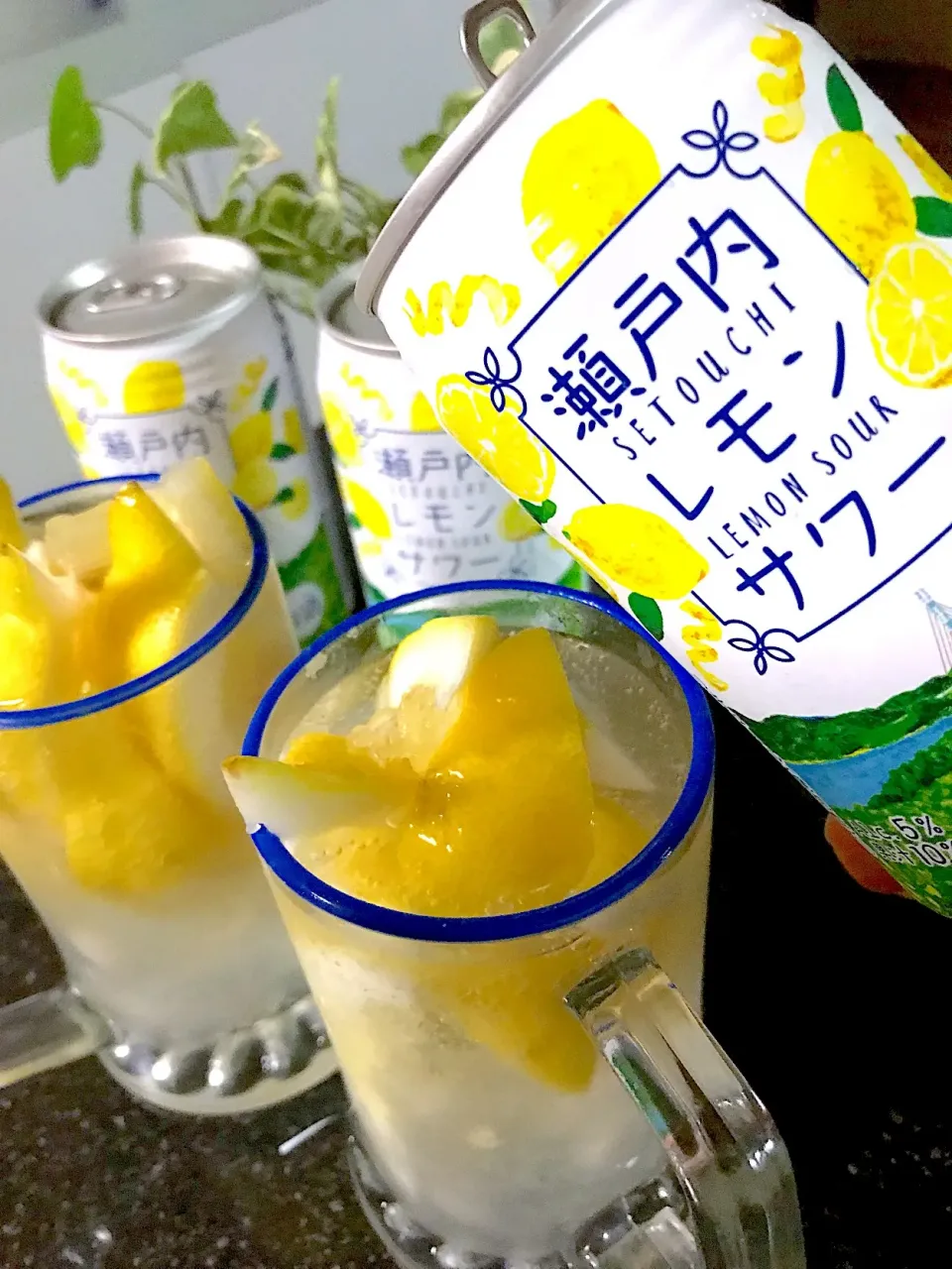 Snapdishの料理写真:カルディの瀬戸内レモンサワー 生レモン増し増しサワー🍋|シュトママさん