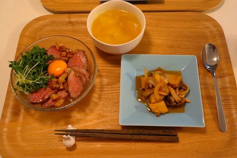 今日の夕食 ローストビーフ丼、新じゃがの甘酒煮、卵白と玉ねぎのコンソメスープ|pinknari🐰🌈さん