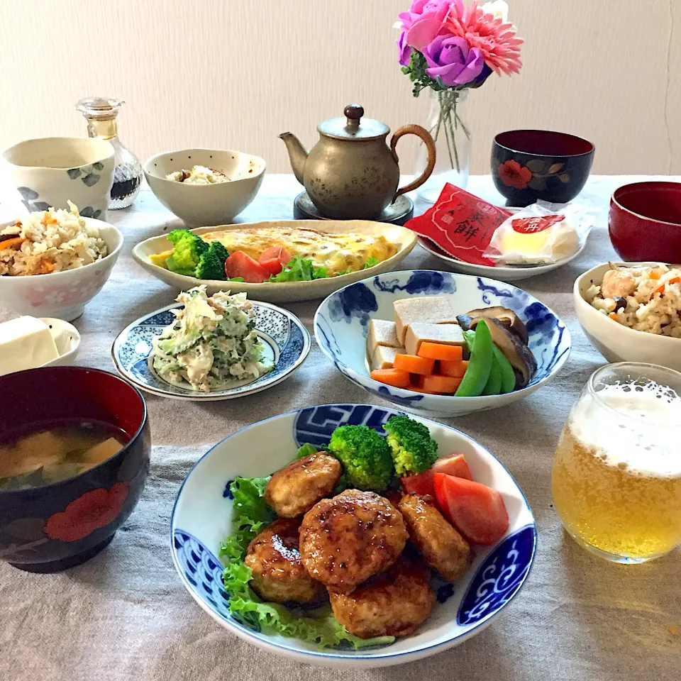 Snapdishの料理写真:鶏つくねの照り焼き、ゴーヤとツナのサラダ、高野豆腐の煮物、納豆とネギのチーズオムレツ、鶏五目炊き込みご飯、豆腐とわかめの味噌汁|ゆかりさん