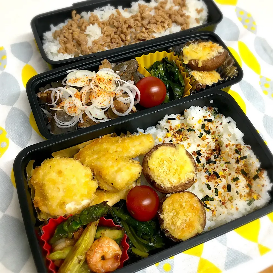 Snapdishの料理写真:👨🏻父ちゃん弁当(2食分)
ササミのチーズカツレツ
椎茸の味噌マヨ焼き
アスパラとエビの塩胡椒焼き
ほうれんそうのお浸し
＋
豚バラごぼう蒟蒻の甘辛煮|まいまいさん