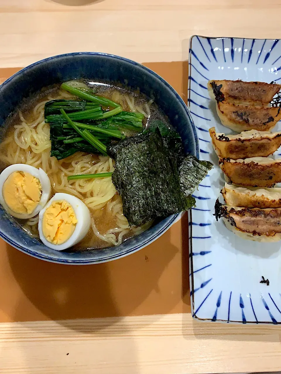 ・自家製醤油ラーメン
・焼き餃子|ぺろたんさん