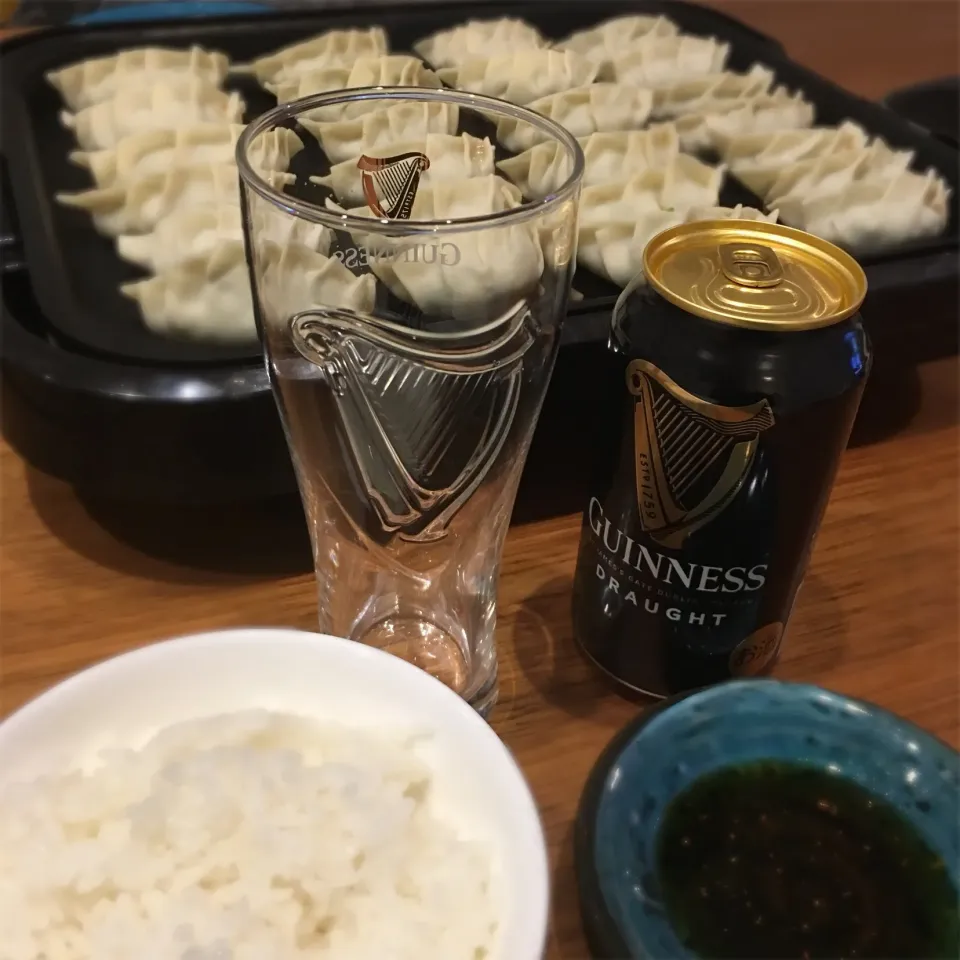 餃子とやっぱりビール🍺はこれが好み|くろあおさん