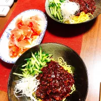 Snapdishの料理写真:ジャージャー麺
トマトと新玉ねぎと生ハムのサラダ|りなさん