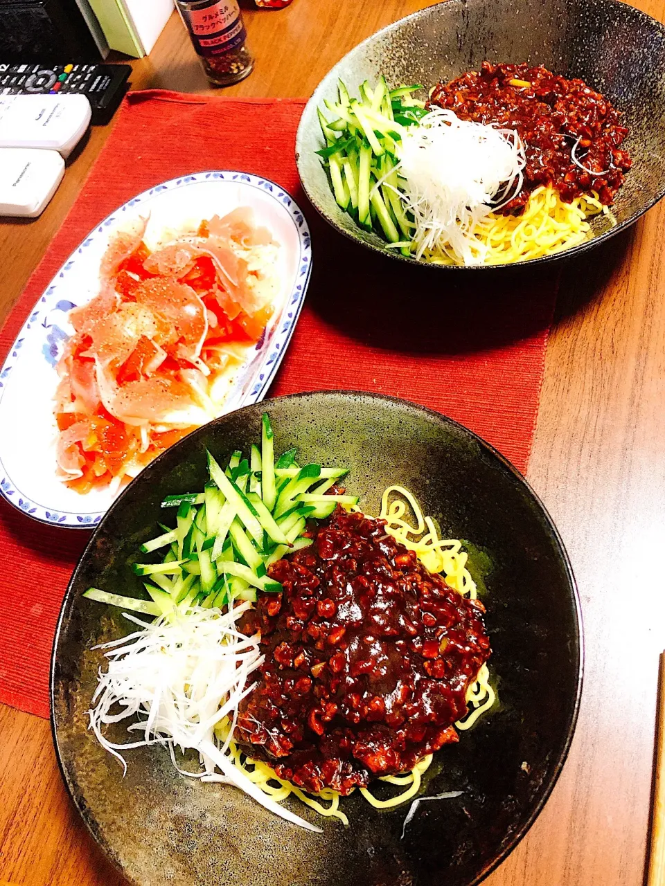 Snapdishの料理写真:ジャージャー麺
トマトと新玉ねぎと生ハムのサラダ|りなさん