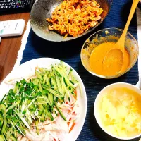 Snapdishの料理写真:バンバンジー
豚キムチ
たまごスープ(鶏を茹でたもの)|りなさん