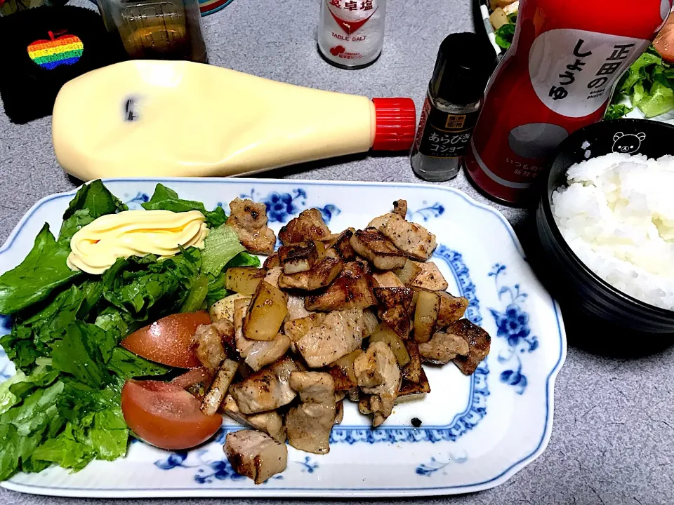 最後はレタスを肉汁に浸して食べた #夕飯  お粥白米、豚カブ塩胡椒炒め、レタストマトサラダ|ms903さん