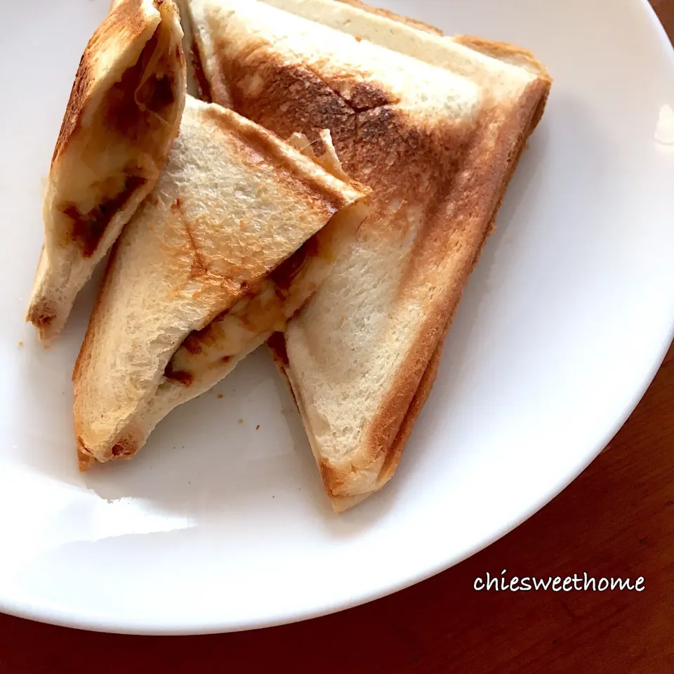 麻紀子さんの料理 具なしチーズトースト（甜麺醤バージョン）

を参考にホットサンド〜|chieko ♪さん