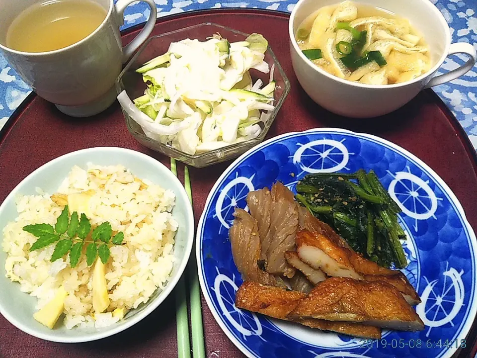 よねばーばの朝ごはん
たけのこご飯
ごぼ天、蒟蒻、蕪の葉の炒め物
レタスと新玉ねぎのサラダ
あげの味噌汁|yoneばーばさん