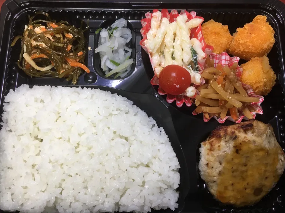 Snapdishの料理写真:手作り鶏つくねハンバーグ 日替わり弁当 宅配ランチ 豊川市配達|Naokazu Kuritaさん