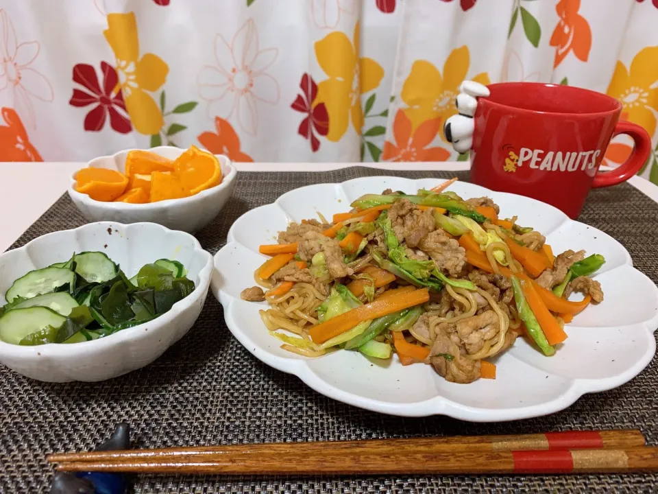 野菜たっぷり焼きそば🥬とさっぱり酢の物🥒|mikiteenさん