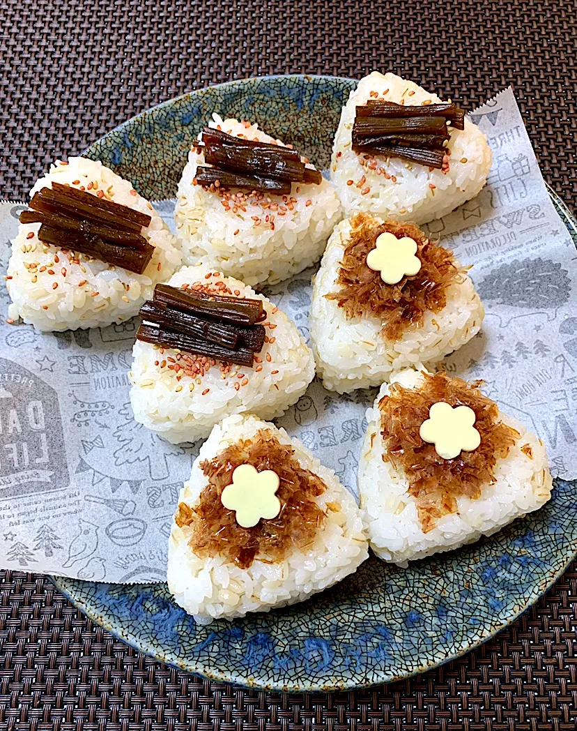 もち麦ごはん🍚 梅ごまきゃらぶき & おかかチーズ🍙|kiusoudaiさん