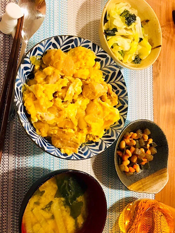 親子丼、五目豆、チョレギサラダ、大根とジャガイモの味噌汁|ありかさん