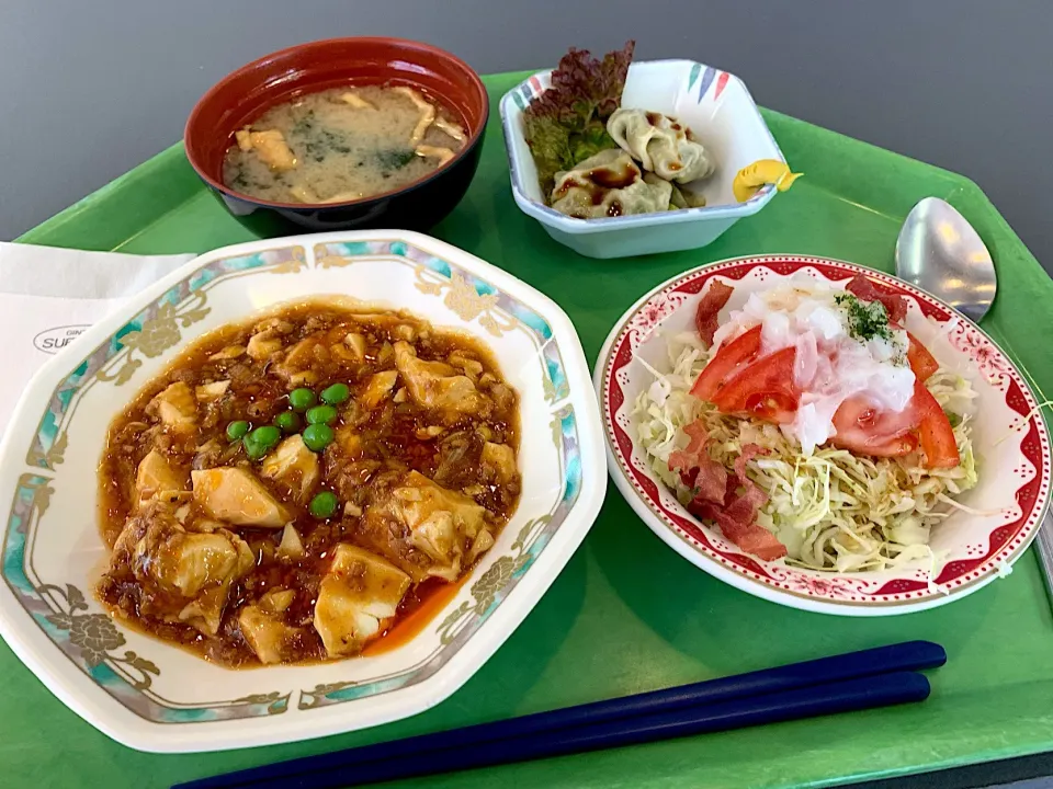 Snapdishの料理写真:麻婆豆腐、海老ニラまんじゅう、トマトとベーコンのサラダ、味噌汁|Tadahiko Watanabeさん