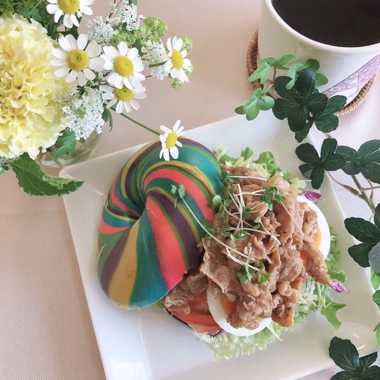 Snapdishの料理写真:5/8❤︎豚ロース焼肉&半熟たまごレインボーベーグルサンド🌈
お弁当の残りもの…
#お昼ごはん   #ランチ #おうちごはん #おうちカフェ #豚ロース焼肉 #半熟たまご #ベーグル #ベーグルサンド #自家製サンド #レインボーベーグル|Makinsさん