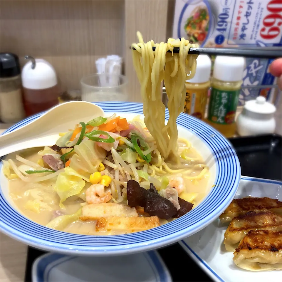 Snapdishの料理写真:野菜たっぷりちゃんぽん & ぎょうざ
#リンガーハット #海浜幕張 #ランチ 昼食|Shiny1022さん