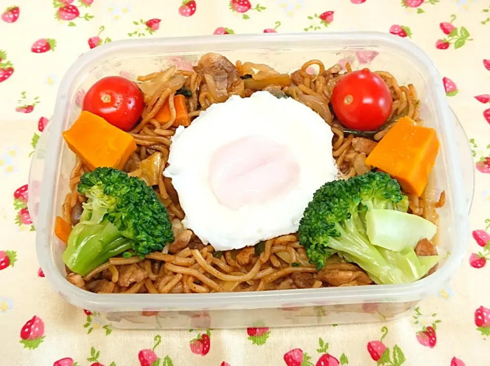 子どもが作った焼そばお父さん弁当♥️|みちゅあしさん