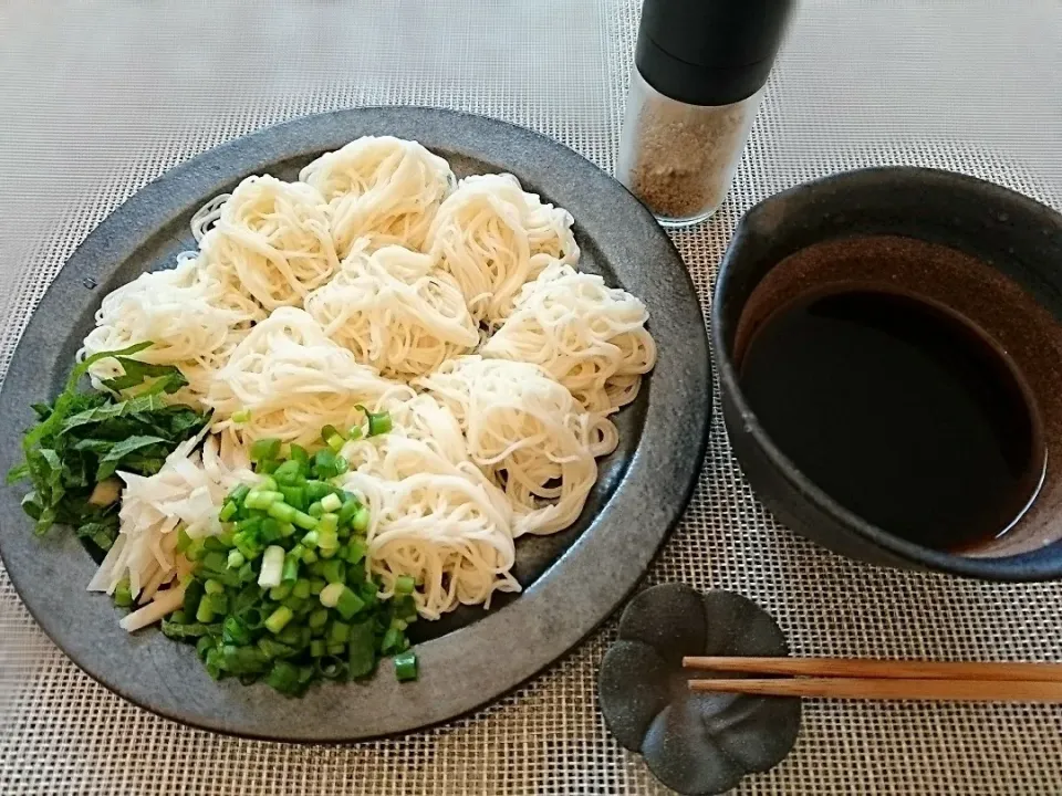 休日のお昼は、お素麺♪
薬味は、葱、生姜の千切り、大葉♪|yokoさん